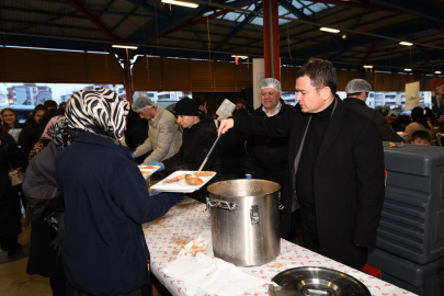 Başkan Erkan Aydın Hamitler’de mahalle iftarına katıldı