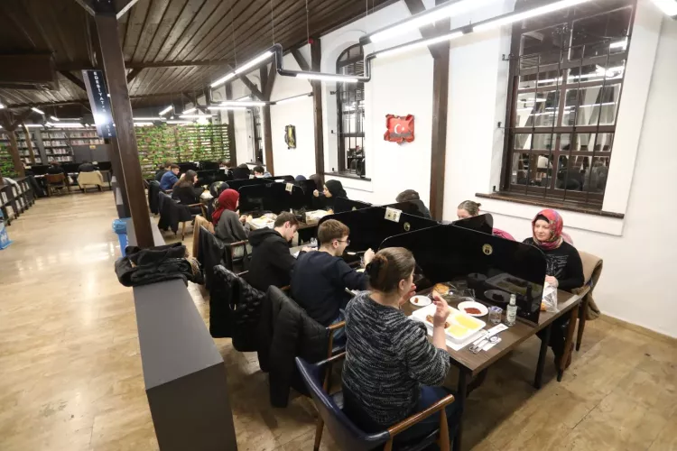 Başkan Taban Nöbetçi Kitaphane öğrencileriyle iftarda buluştu - Bursa Hayat Gazetesi-2