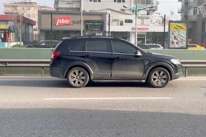 Bursa’da sol şeride bırakılan cip trafikte kısa süreli kriz yarattı!