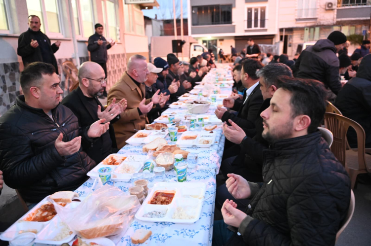 Bursa Karacabey'de Ramazan bereketi aynı sofrada paylaşıldı - Bursa Hayat Gazetesi-2