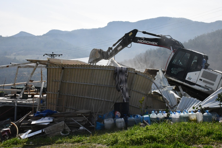 Uyarılara rağmen kaldırılmadı! İznik'te izinsiz yapılan tiny house’lar yıkıldı -Bursa Hayat-2