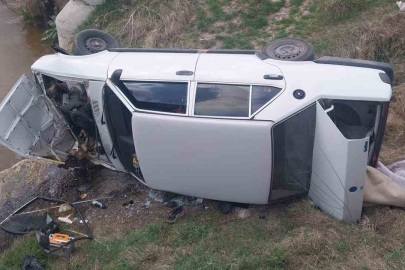 Köprü korkuluklarını aşan otomobil dereye uçtu