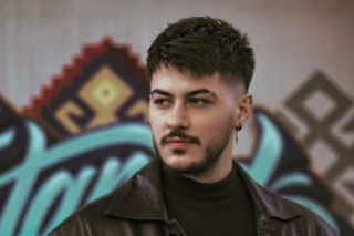 Şarkıcı Semicenk evinde kaza geçirdi!