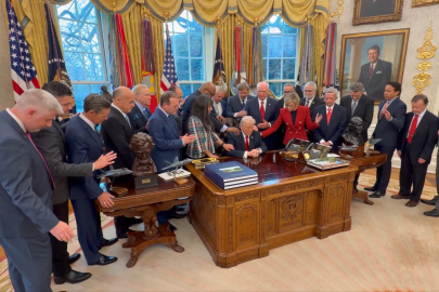 Beyaz Saray'da gündem olan görüntü! Trump'a dokunarak dua ettiler