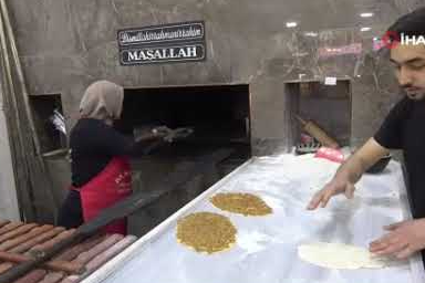 4 çocuk annesini gören şaşırıyor: Elinde küreği lahmacun ustalığı yapıyor