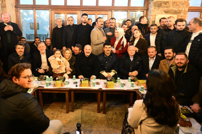 Abdal Meydanı’nda sahur programı! Mustafa Varank, vatandaşlarla buluştu