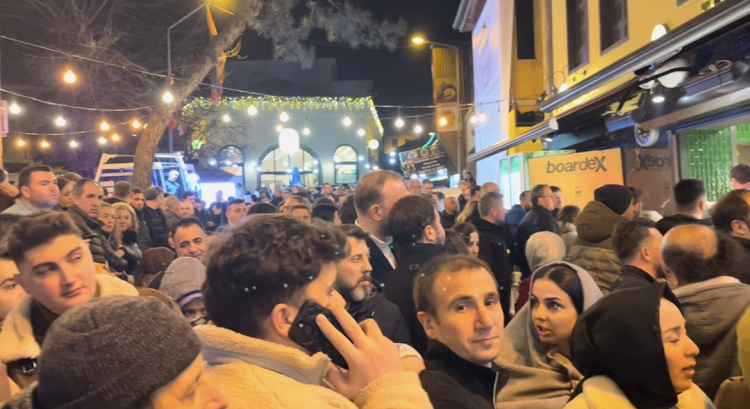 Abdal Meydanı’nda sahur programı! Mustafa Varank, vatandaşlarla buluştu -Bursa Hayat-2