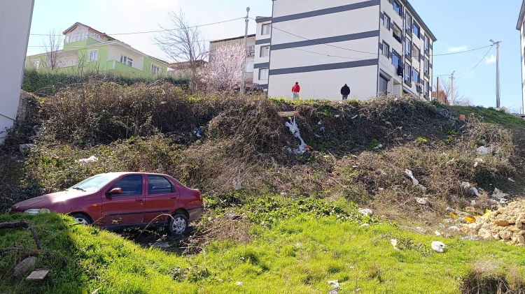 Bursa İnegöl’de kaza! Araç şarampole yuvarlandı -Bursa Hayat-2