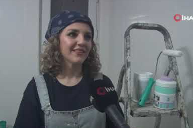 Hemcinsleri tırnaklarını boyarken o duvarları boyamayı tercih etti