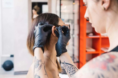 MHP’li Karakoç’tan, 18 yaş altı çocuklara dövme ve piercing yasağı teklifi!