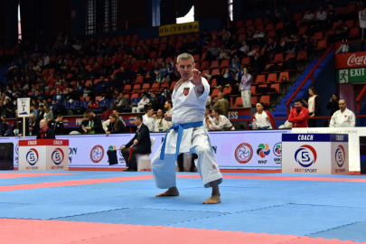 Balkan Şampiyonası’nda Bursalı okul müdüründen çifte altın madalya