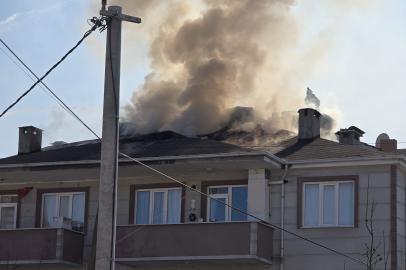 Bursa’da 3 katlı binanın çatısından yükselen alevler korkuttu