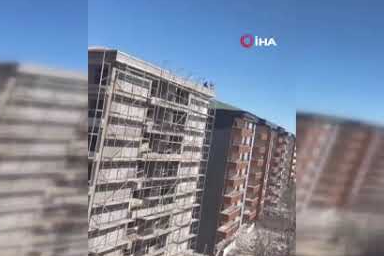 İşçilerin çatıda tehlikeli çalışması kameraya yansıdı
