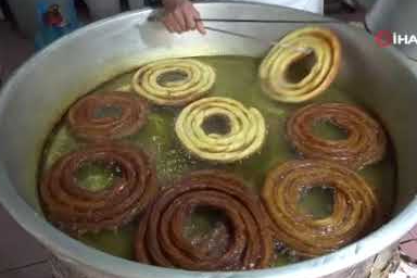 Eşine destek olmak için15 metrekarelik dükkanda üretim yapıyor