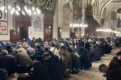 Bursa Ulu Cami'de sabah namazı yoğunluğu: Vatandaşlar avluya taştı!