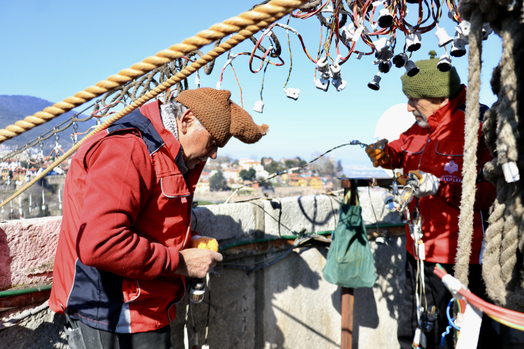 Bursa Ulu Cami’de “zekat berekettir” mahyası asıldı-Bursa Hayat-2