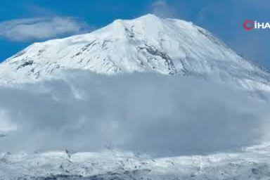 Ağrı Dağı’nda kışın büyüsü! Zirve beyazla kaplı