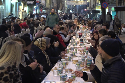 Bursa’da örnek dayanışma: Cadde iftarı 4 bin 500 kişiyi ağırladı