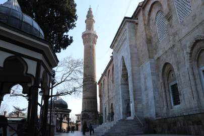 Bursa Ulu Cami’de “zekat berekettir” mahyası asıldı