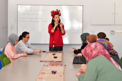 Osmangazi’de kadınlar marteniçka bileklik yaparak baharı karşıladı