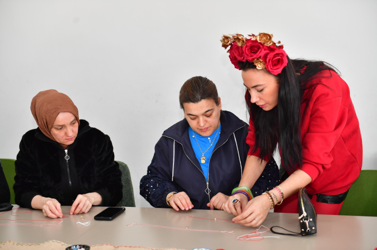 Osmangazi’de kadınlar marteniçka bileklik yaparak baharı karşıladı - Bursa Hayat Gazetesi-3