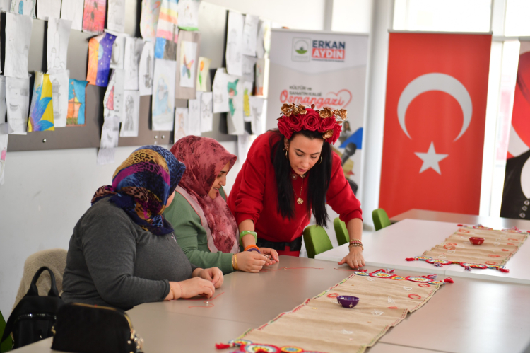 Osmangazi’de kadınlar marteniçka bileklik yaparak baharı karşıladı - Bursa Hayat Gazetesi-2