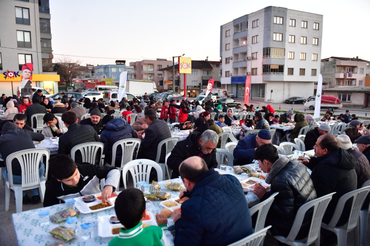 Osmangazi Geçit Mahallesi’nde binler aynı iftar sofrasında buluştu - Bursa Hayat Gazetesi-3