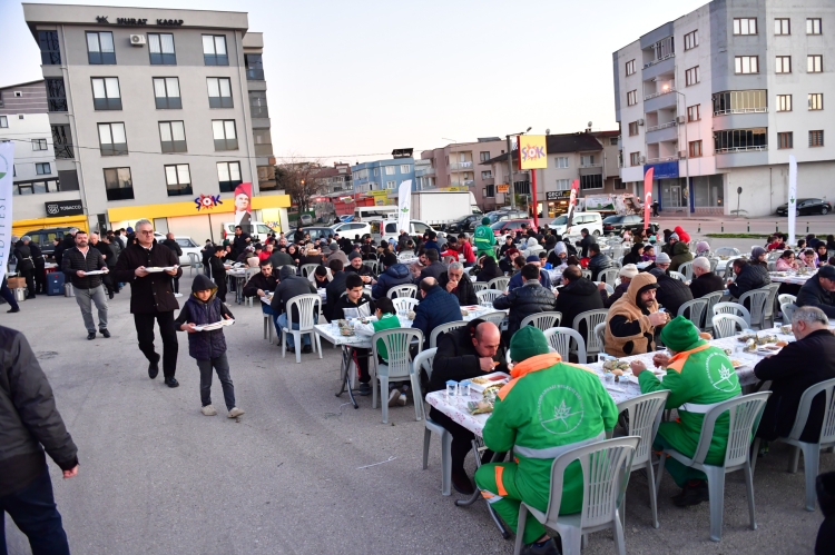 Osmangazi Geçit Mahallesi’nde binler aynı iftar sofrasında buluştu - Bursa Hayat Gazetesi-4