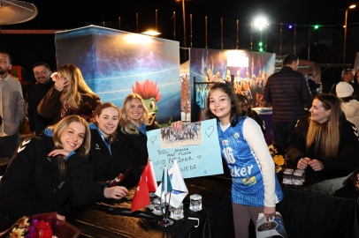 Nilüfer’de voleybolcular taraftarlarla imza gününde buluştu