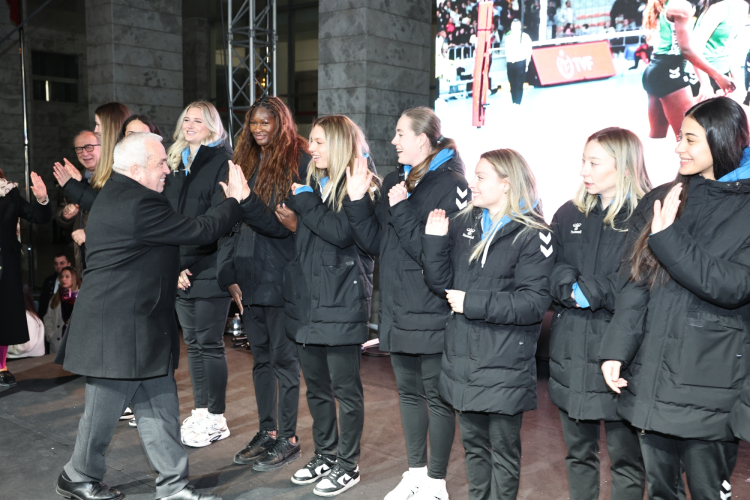 Nilüfer’de voleybolcular taraftarlarla imza gününde buluştu - Bursa Hayat Gazetesi-3