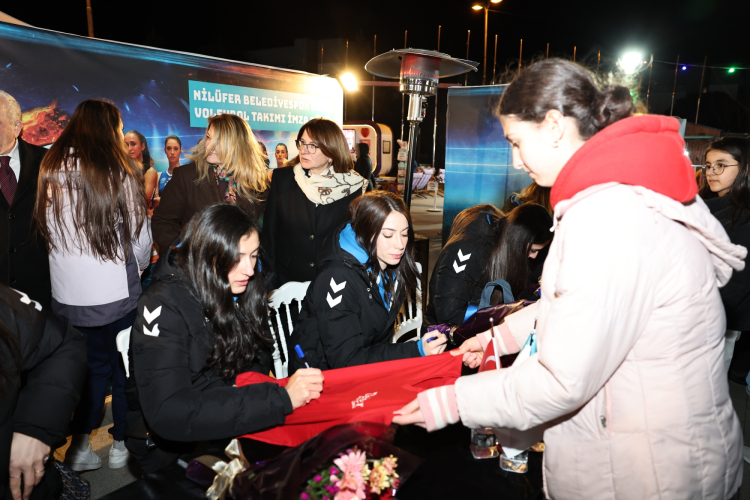 Nilüfer’de voleybolcular taraftarlarla imza gününde buluştu - Bursa Hayat Gazetesi-2