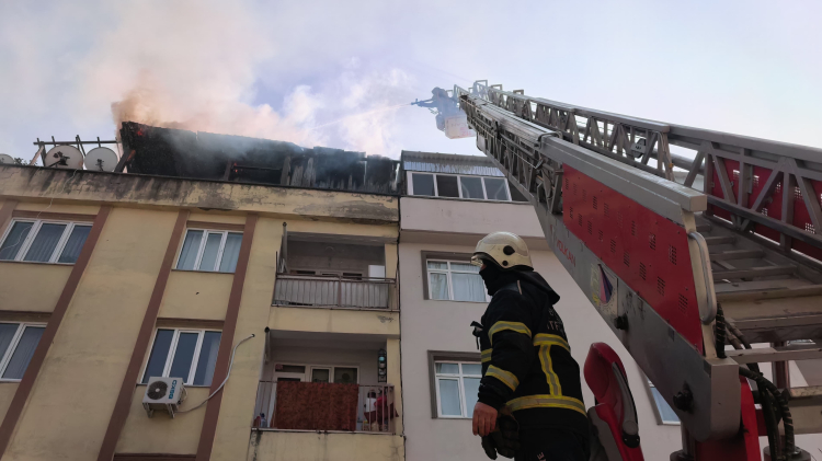 Bursa’da 4 katlı binanın çatısında yangın paniğe yol açtı!-Bursa Hayat-3