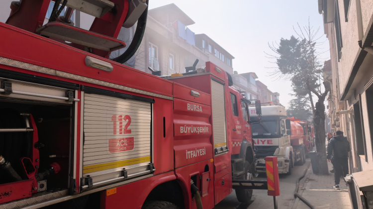 Bursa’da 4 katlı binanın çatısında yangın paniğe yol açtı!-Bursa Hayat-2