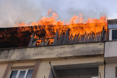 Bursa’da 4 katlı binanın çatısında yangın paniğe yol açtı!