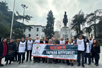 Bursa’da doktorlardan dev yürüyüş: Yaşam hakları için sahaya indiler!