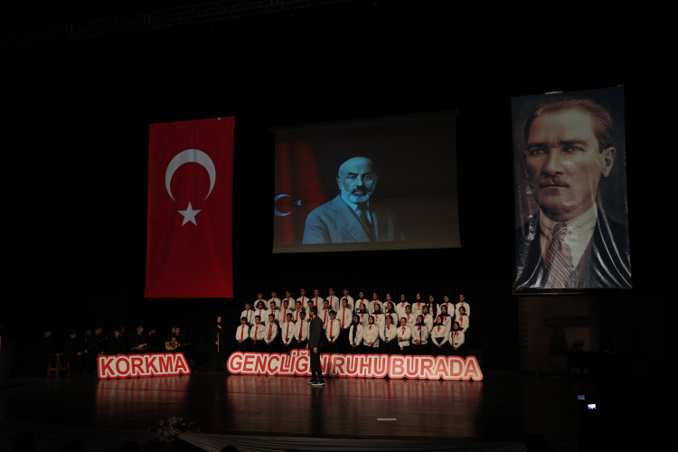 Bursa’da öğrenci ve öğretmenler milli bilinci sahneye taşıdı - Bursa Hayat Gazetesi-2