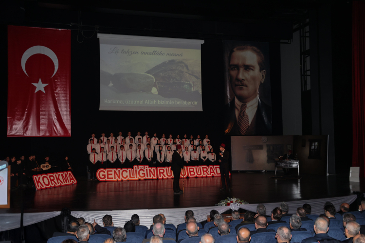 Bursa’da öğrenci ve öğretmenler milli bilinci sahneye taşıdı - Bursa Hayat Gazetesi-3