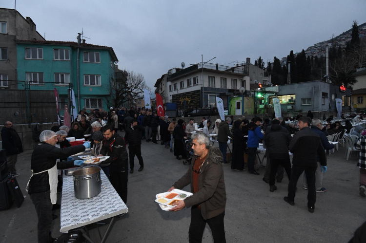 Osmangazi Belediyesi'nin Ramazan sofrası Alacahırka'da kuruldu - Bursa Hayat Gazetesi-5