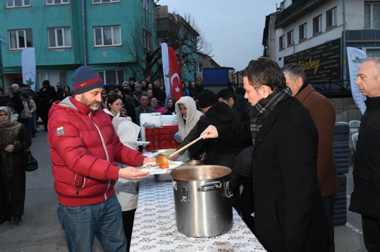Osmangazi Belediyesi'nin Ramazan sofrası Alacahırka'da kuruldu - Bursa Hayat Gazetesi-2