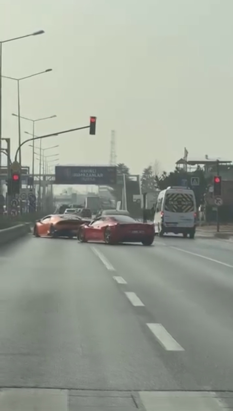 Bursa'da pes dedirten görüntüler! İki ultra lüks araç sürücüsü kuralları hiçe saydı -Bursa Hayat-3