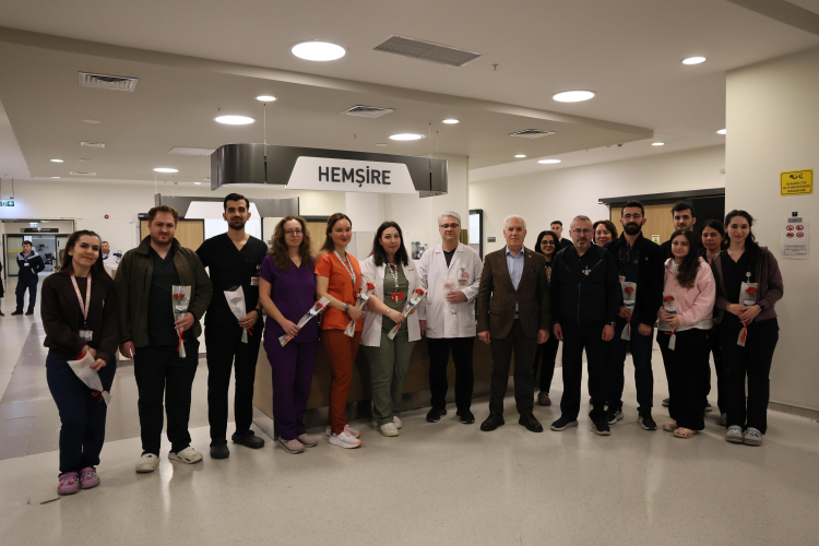 Başkan Bozbey'den Tıp Bayramı'nda sağlık çalışanlarına anlamlı ziyaret - Bursa Hayat Gazetesi-3