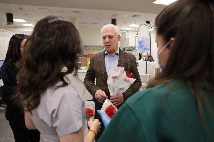 Başkan Bozbey'den Tıp Bayramı'nda sağlık çalışanlarına anlamlı ziyaret - Bursa Hayat Gazetesi-2