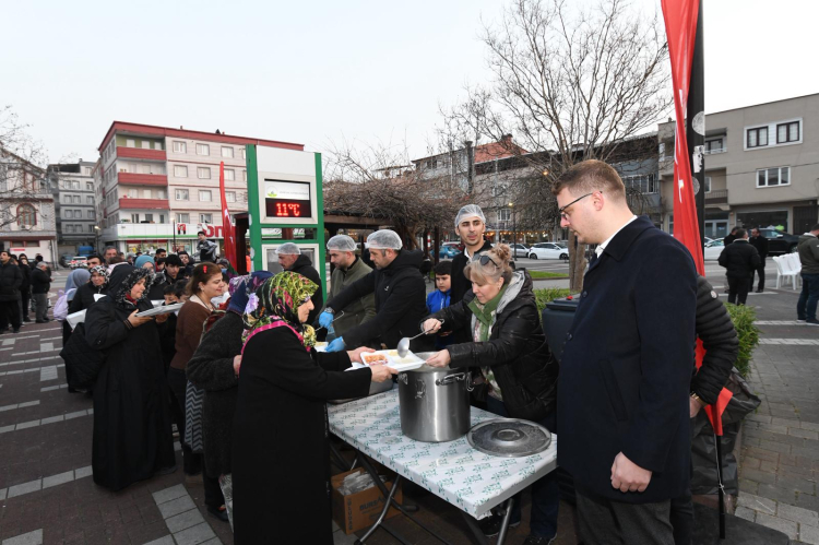 Başkan Erkan Aydın mahalle sakinleriyle aynı sofrada orucunu açtı - Bursa Hayat Gazetesi-3