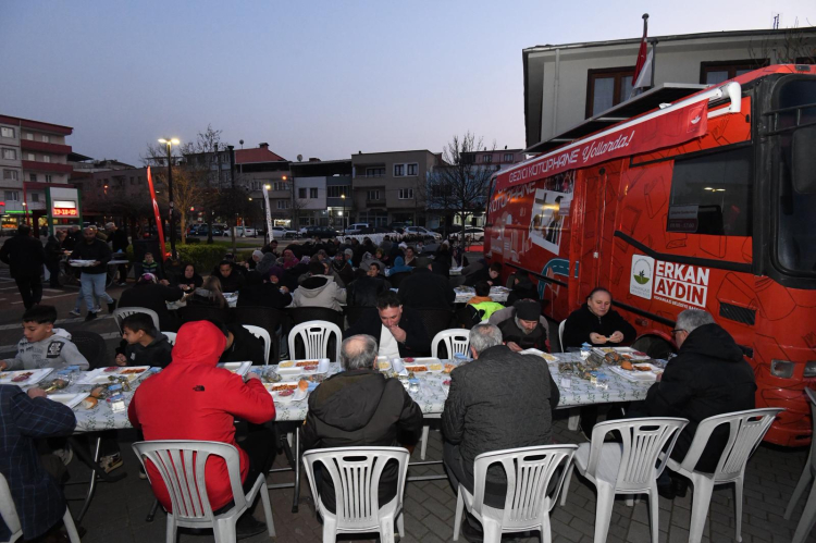 Başkan Erkan Aydın mahalle sakinleriyle aynı sofrada orucunu açtı - Bursa Hayat Gazetesi-4