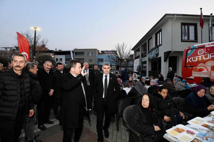 Başkan Erkan Aydın mahalle sakinleriyle aynı sofrada orucunu açtı - Bursa Hayat Gazetesi-2