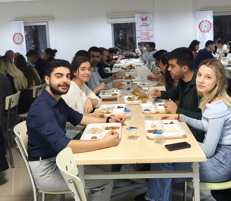 Bursa Gemlik’te üniversite öğrencileri Ramazan sofrasında buluştu - Bursa Hayat Gazetesi-2