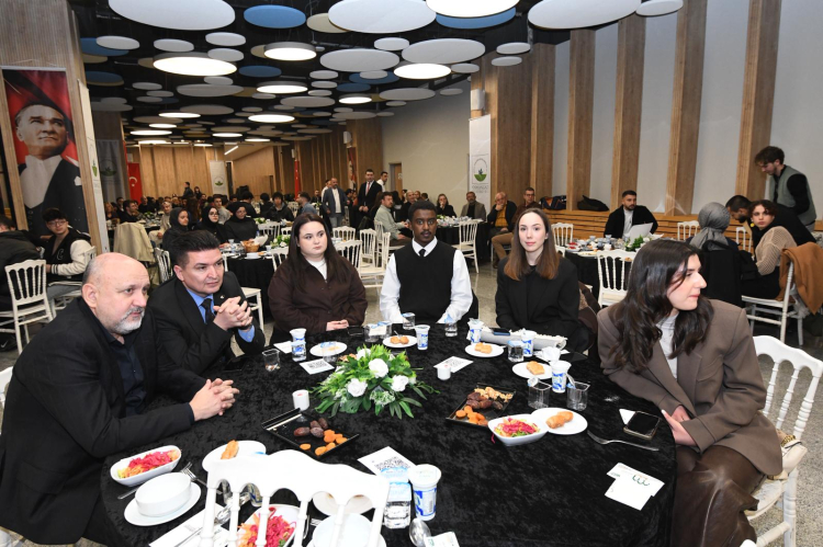 Üniversite kulüp başkanları Osmangazi’de Ramazan sofrasında buluştu - Bursa Hayat Gazetesi-3