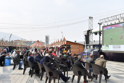Yeşil-beyazlı taraftarlar Osmangazi Meydanı’ndan takımını yalnız bırakmadı