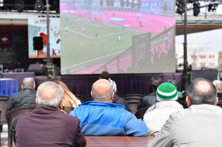 Yeşil-beyazlı taraftarlar Osmangazi Meydanı’ndan takımını yalnız bırakmadı - Bursa Hayat Gazetesi-2