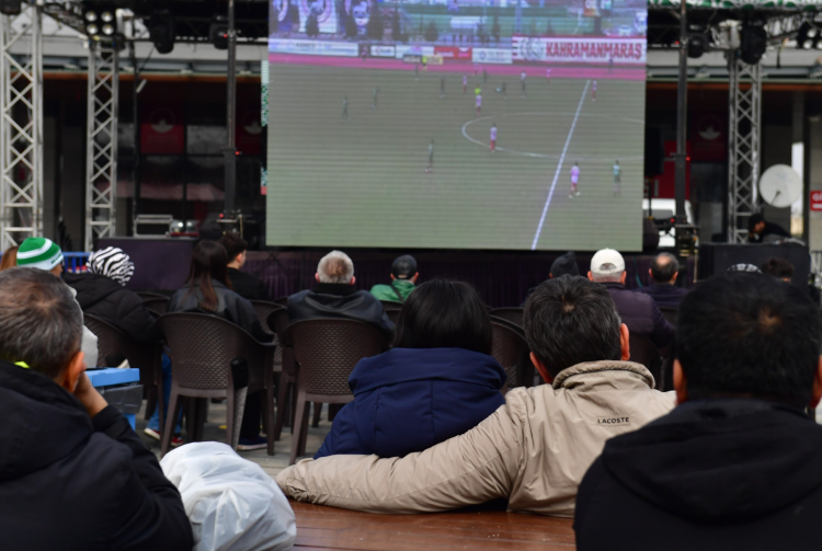 Yeşil-beyazlı taraftarlar Osmangazi Meydanı’ndan takımını yalnız bırakmadı - Bursa Hayat Gazetesi-3